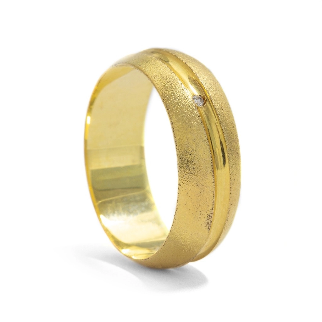 Aliança de Casamento em Ouro 18K Fosca com Friso e Brilhante