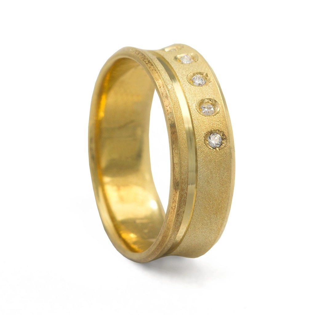 Aliança de Ouro 18K com Friso e Cinco Brilhantes