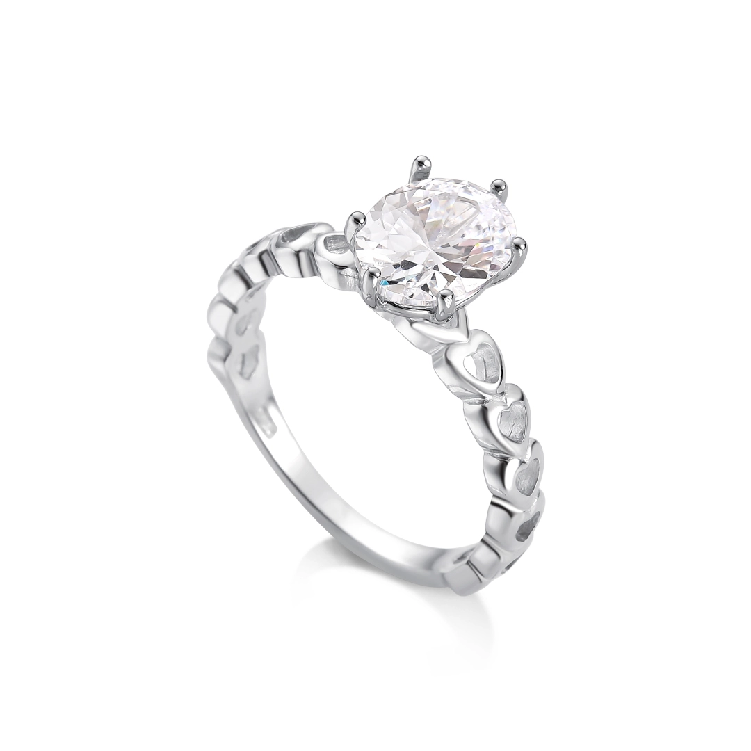 Anel de Prata Solitário com Zircônia Cristal Oval e Aro de Corações