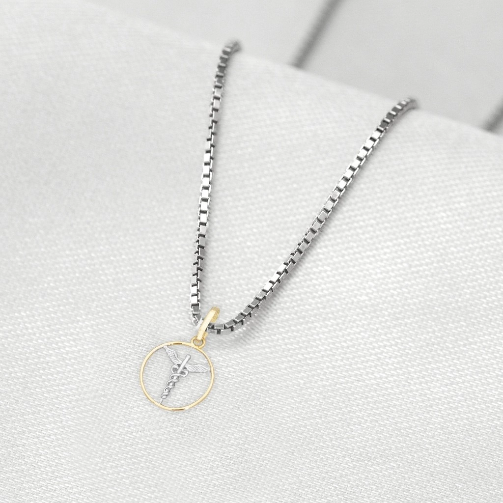 Corrente de Prata com Pingente de Formatura em Ouro 18k Profissão Medicina P